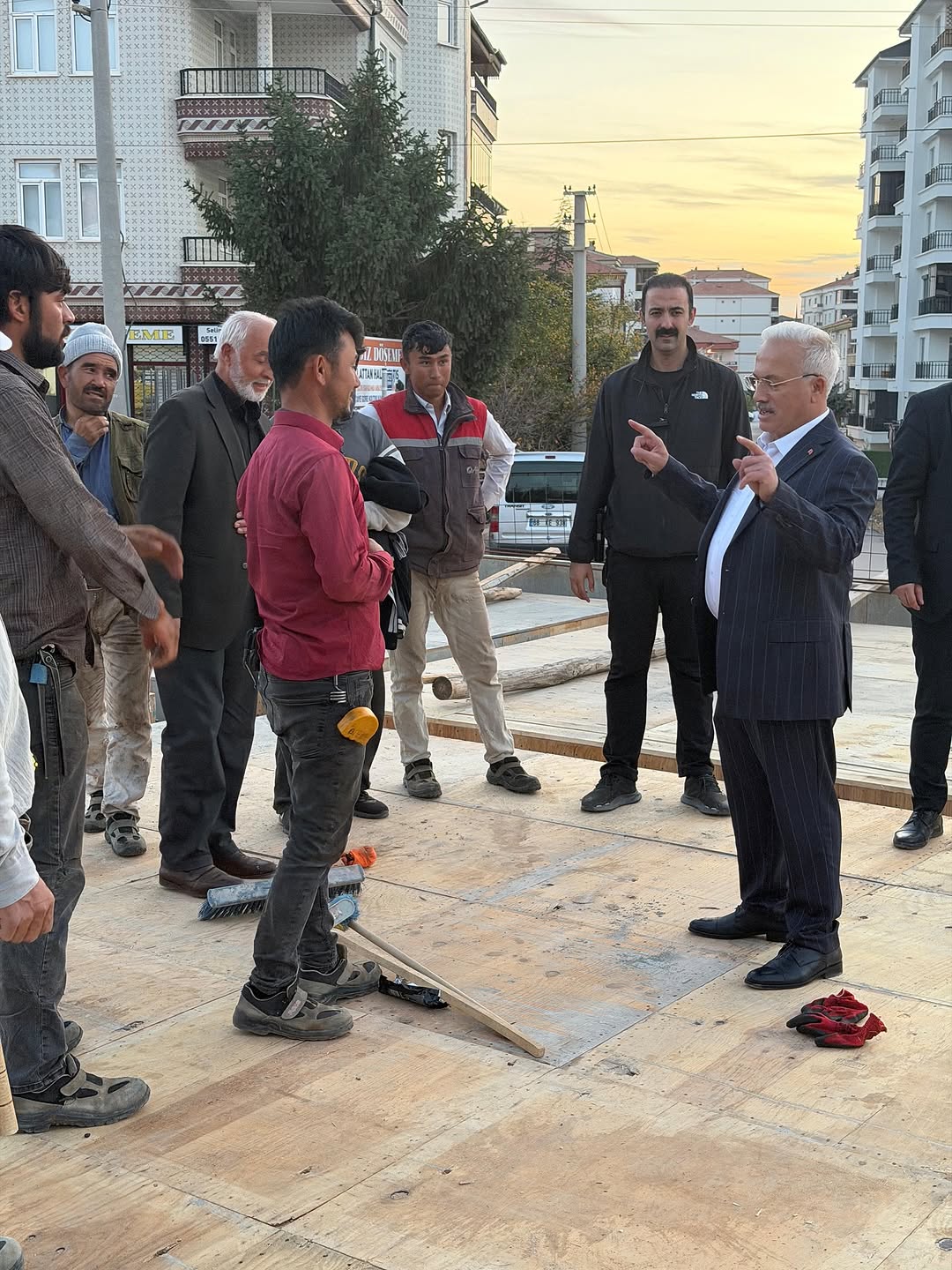 Aksaray Valisi Kumbuzoğlu, Selahaddin Eyyubi Camii İnşaatında İşçilerle Bir Araya Geldi