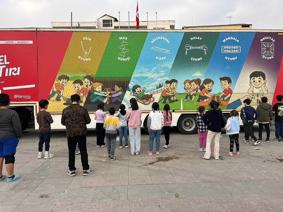 Aksaray'da Çocuklar Geleneksel Oyunlarla Buluştu ve Fidan Dikimi Yaptı