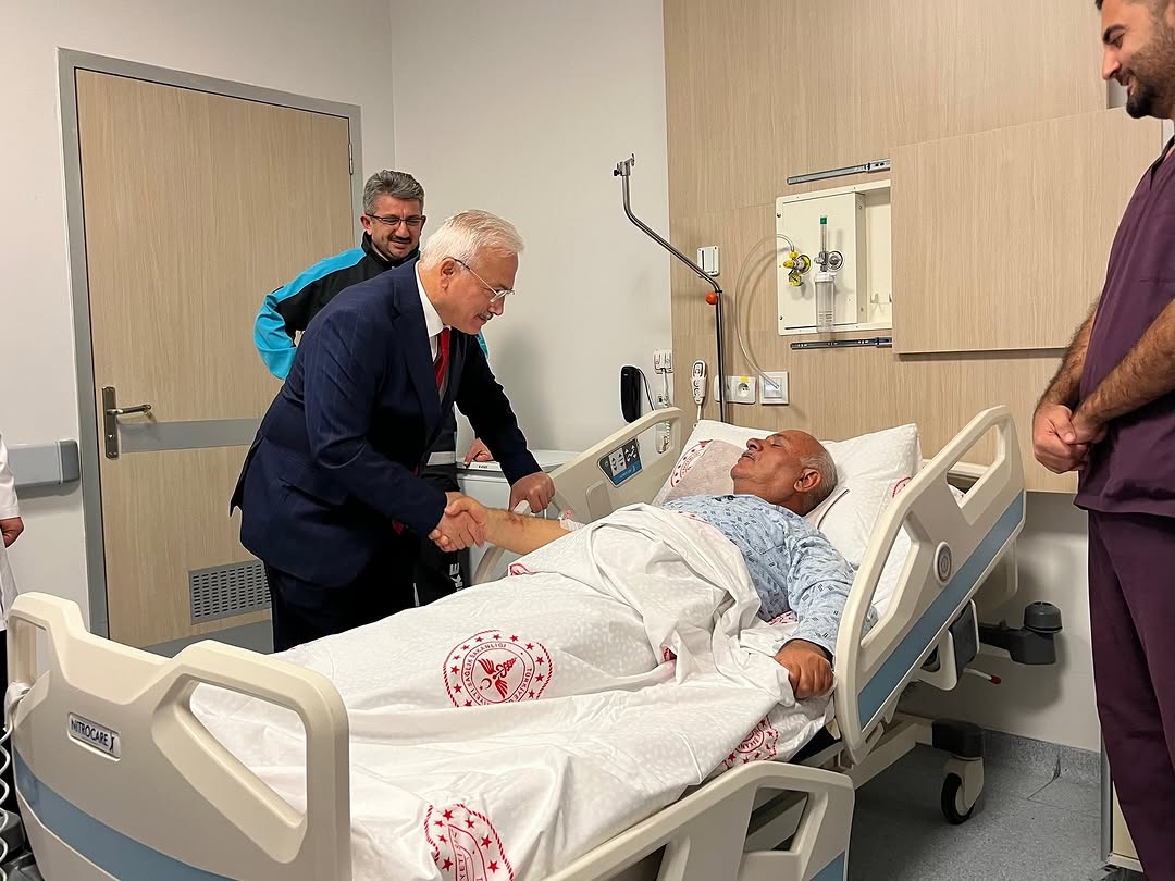 Aksaray Valisi Kumbuzoğlu, Hastanede Tedavi Gören Belediye Başkanı'nı Ziyaret Etti