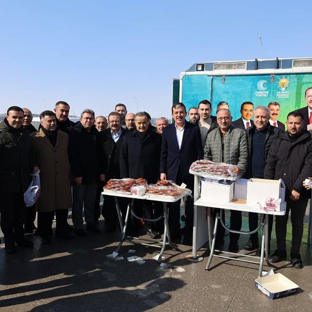 AK Parti Aksaray Teşkilatı Cuma Namazının Ardından Hemşehrileriyle Buluştu