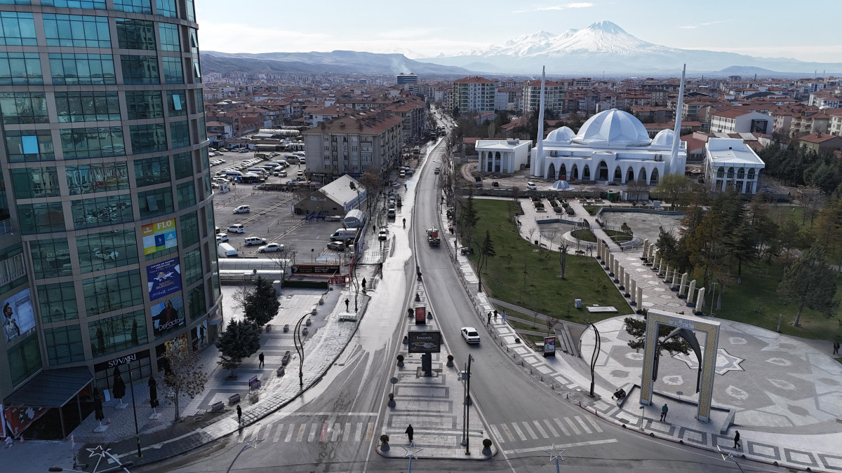 Aksaray'da Bedîüzzaman Caddesi Kapsamlı Yenileme Çalışmalarıyla Güzelleşiyor