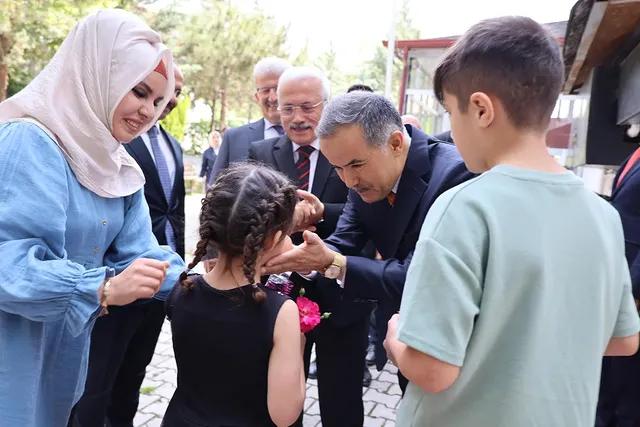 Aksaray'da Bayram Coşkusu: Vali Kumbuzoğlu ve Milletvekili Aydoğdu Çocuk Evleri'nde Bayramlaştı