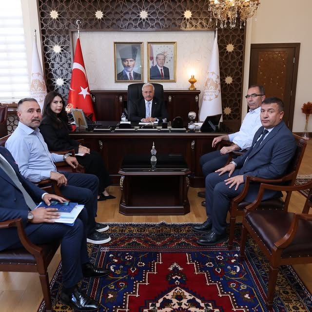 Aksaray Valisi Kumbuzoğlu, Sarıyahşi'de Yatırım ve Hizmetleri Görüşmek Üzere Kaymakam ve Belediye Başkanı ile Toplandı