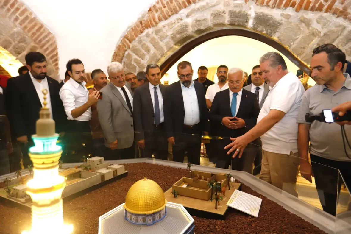 Aksaray'da Kutsal Emanetler Sergisi Açıldı