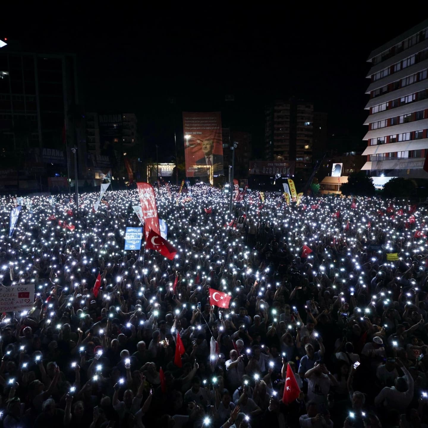Adana'da Destek Hareketi: Dolmuş Şoförleri Şehri Ücretsiz Taşıdı