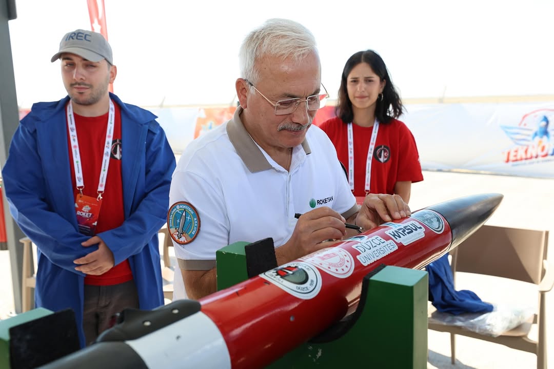 Aksaray Valisi Kumbuzoğlu Teknofest Roket Yarışması'nı Ziyaret Etti
