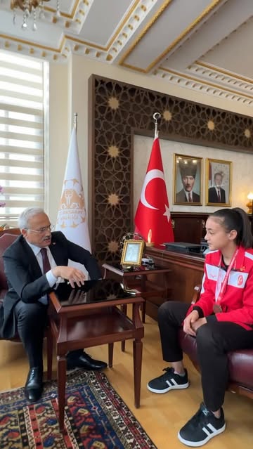 Aksaray Valisi Kumbuzoğlu'na Bilek Güreşi Dünya İkincisi Madalyası