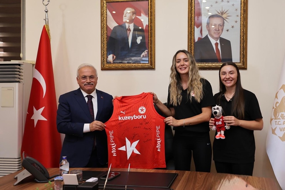 Aksaray Valisi Kumbuzoğlu, Kuzeyboru Voleybol Takımı'nı Ağırladı