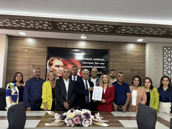 CHP Merkez İlçe Kongresi'nde Yasemin Turan Özdemir ve Yeni Yönetimi Mazbatalarını Aldı