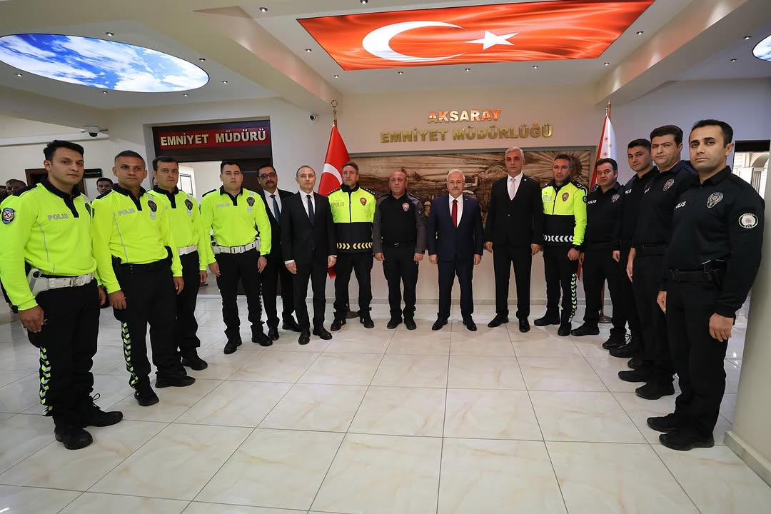 Aksaray Valisi Kumbuzoğlu, Emniyet Müdürlüğü'nü Ziyaret Ederek Başarı Belgeleri Taktdim Etti