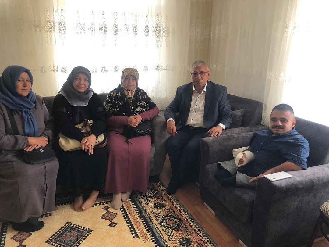 Aksaray'da Trafik Kazası Geçiren Muhtar Adem Atak'a AK Parti'li Ziyaret