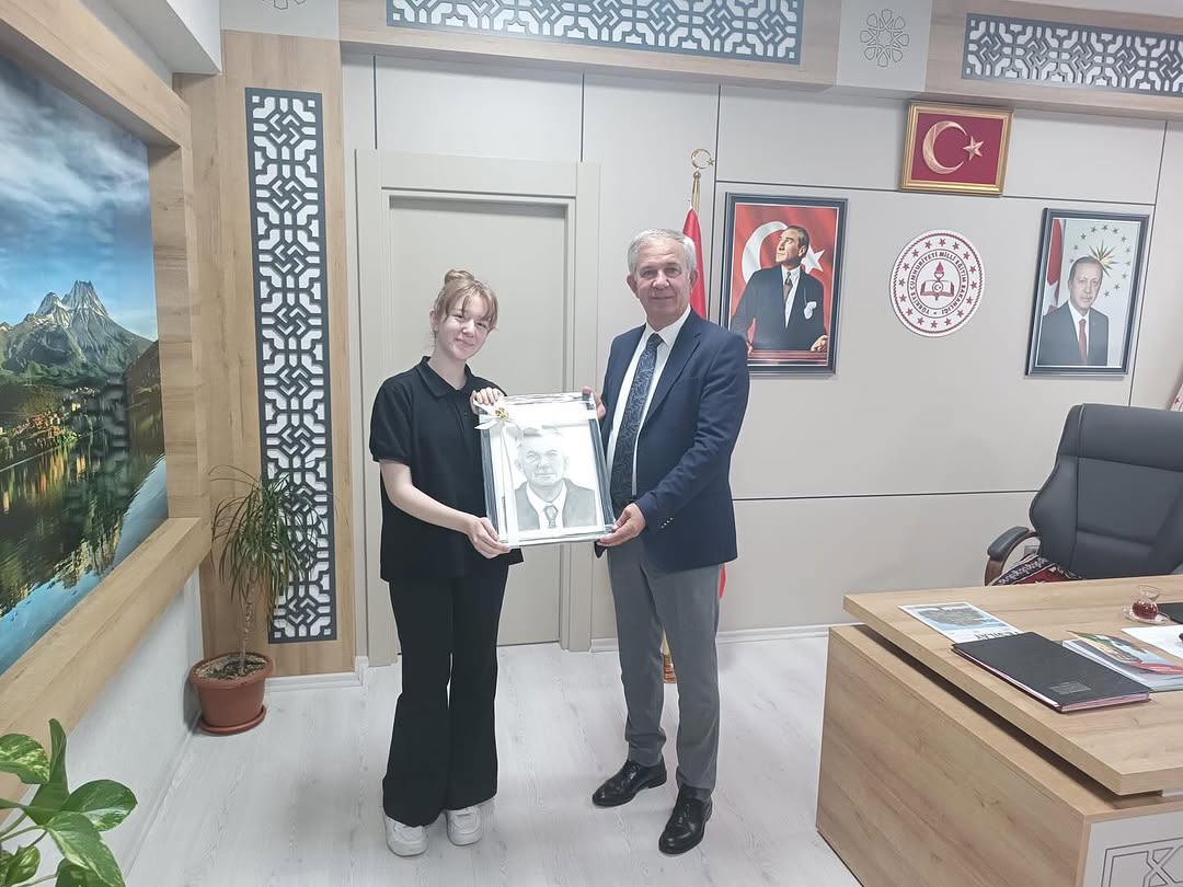 Aksaray'da Öğrenciden İl Milli Eğitim Müdürüne Anlamlı Hediye