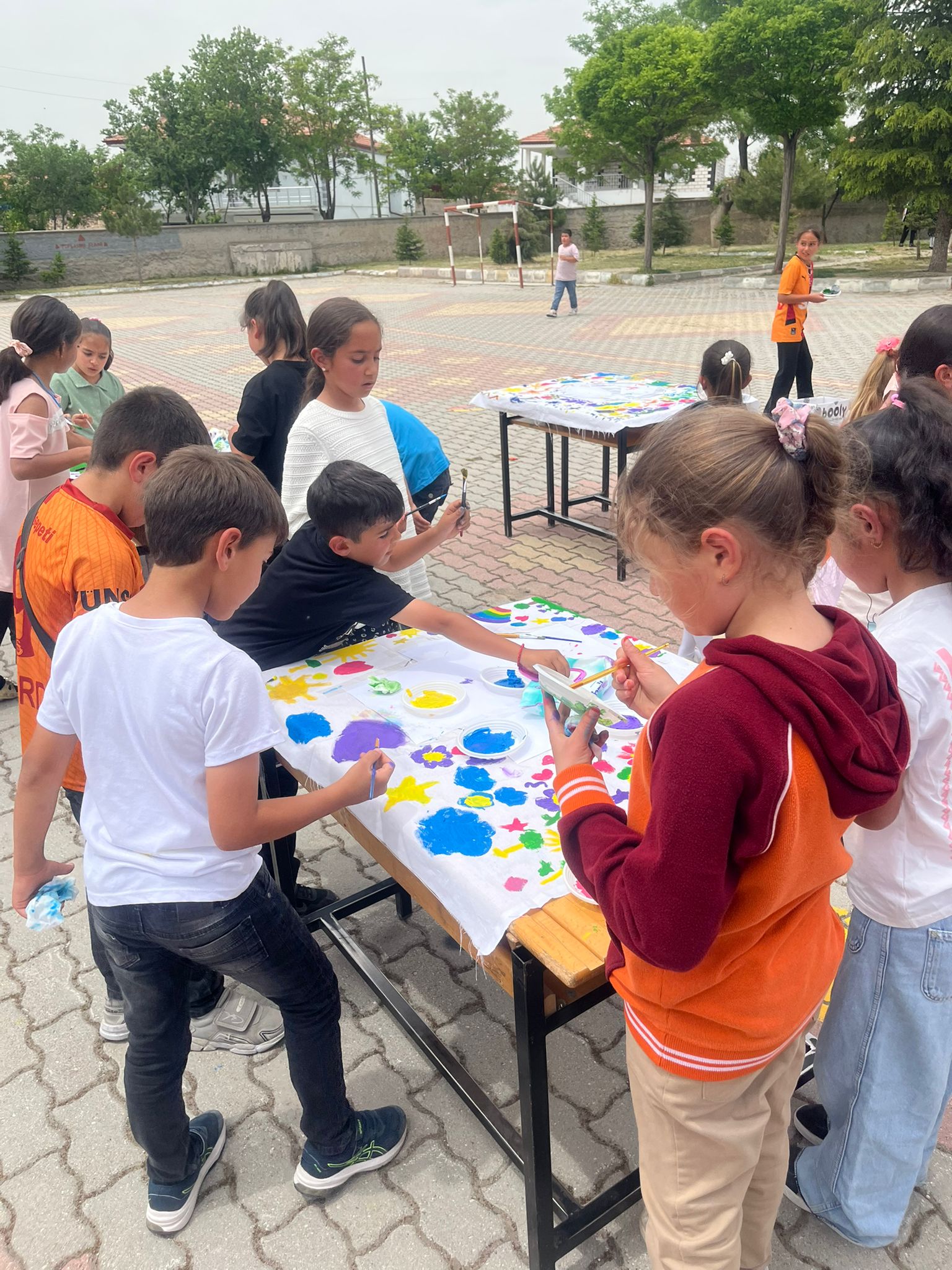 Gülpınar İlkokulu öğretmen ve öğrencileri tarafından Renkler ve Sesler isimli sanat etkinliği düzenlendi.