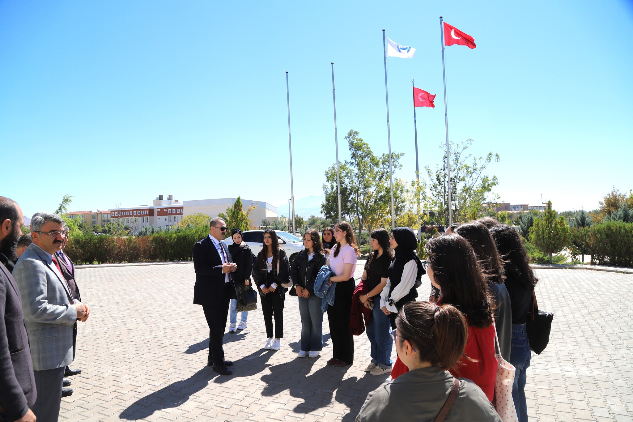 Kampüsümüz sizlerle güzel diyen Rektör Arıbaş, öğrencilere önemli tavsiyelerde bulundu