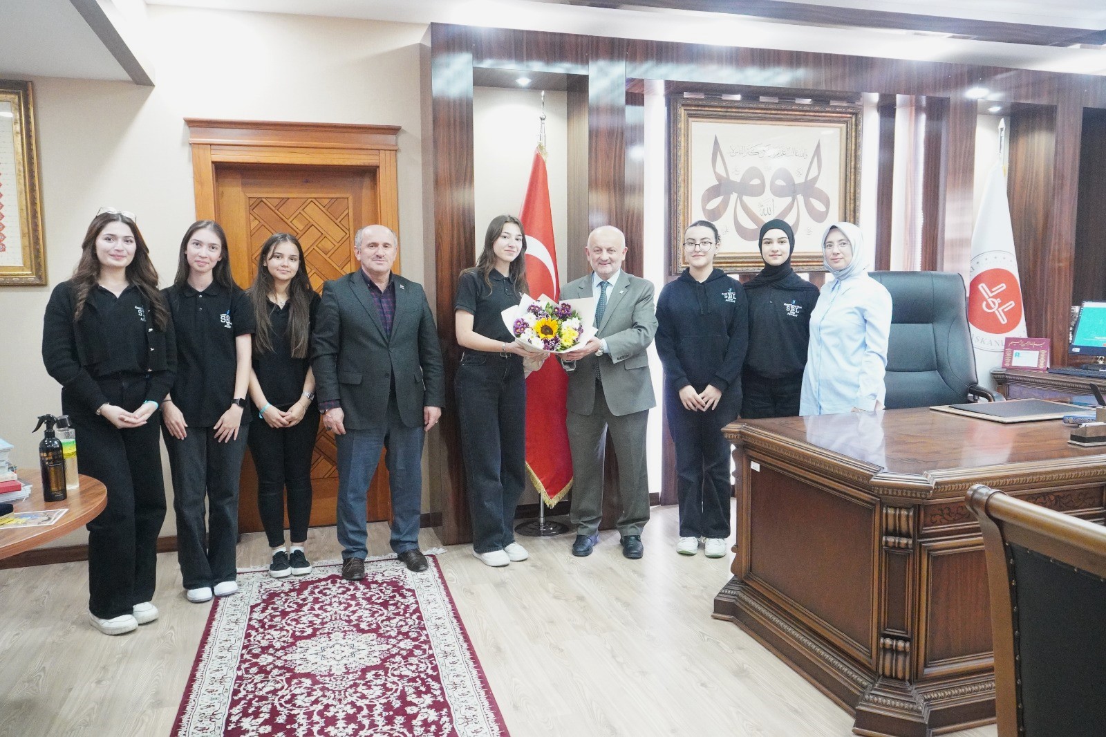  Camiler Haftası'nda Anlamlı Ziyaret: Öğrenciler İl Müftüsü'nü Makamında Ağırladı
