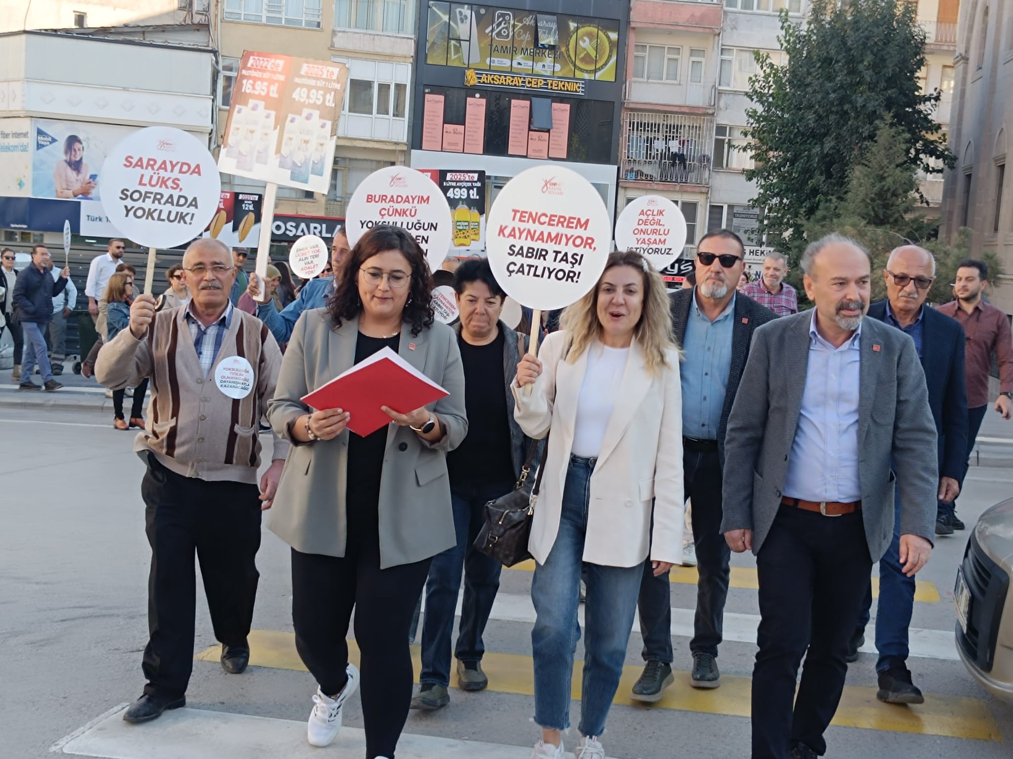 CHP'Lİ KADINLAR TENCERE TAVA PROTESTO ETTİLER