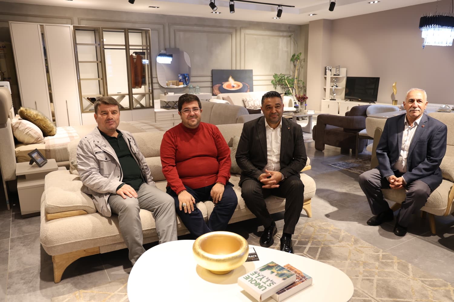 BAŞKAN DİNÇER’DEN CUMHURİYET BULVARI ESNAFINA ZİYARET