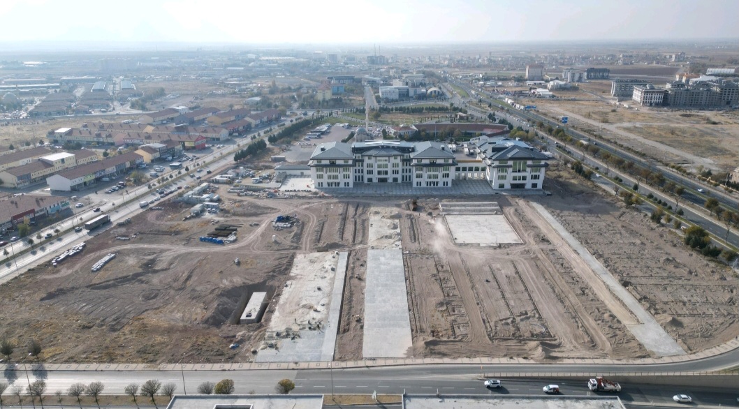 YENİ BELEDİYE ÖNÜ MİLLET BAHÇESİ’NDE ÇALIŞMALAR HIZ KESMEDEN DEVAM EDİYOR