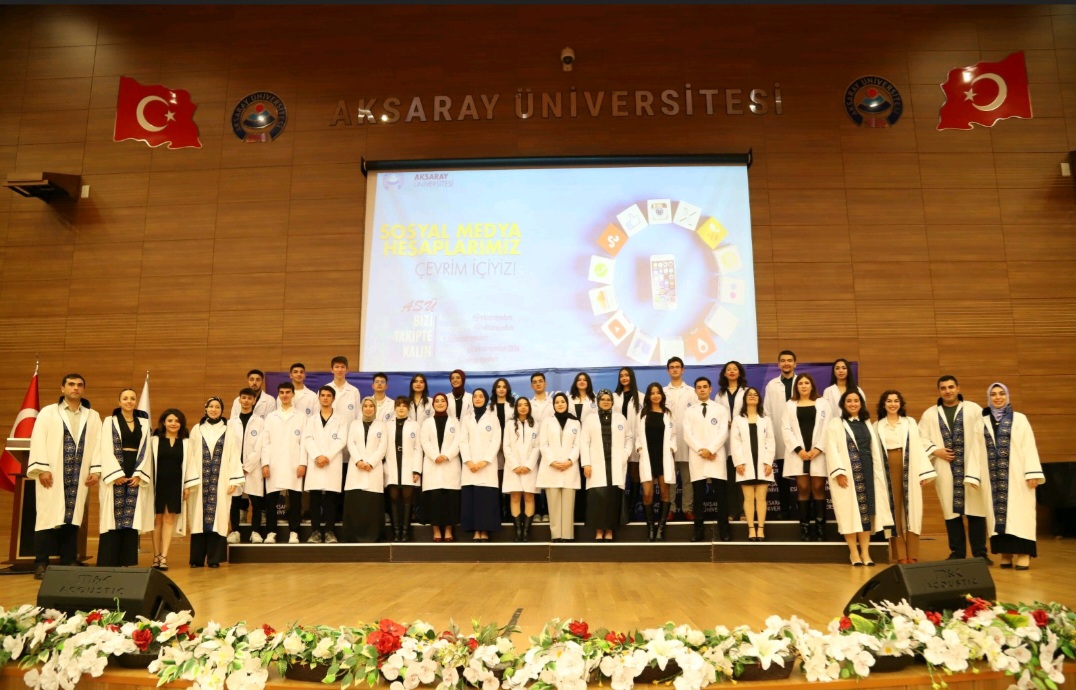 ASÜ Diş Hekimliği Fakültesi öğrencileri beyaz    önlüklerini giyerek mesleğe ilk adımlarını attı.