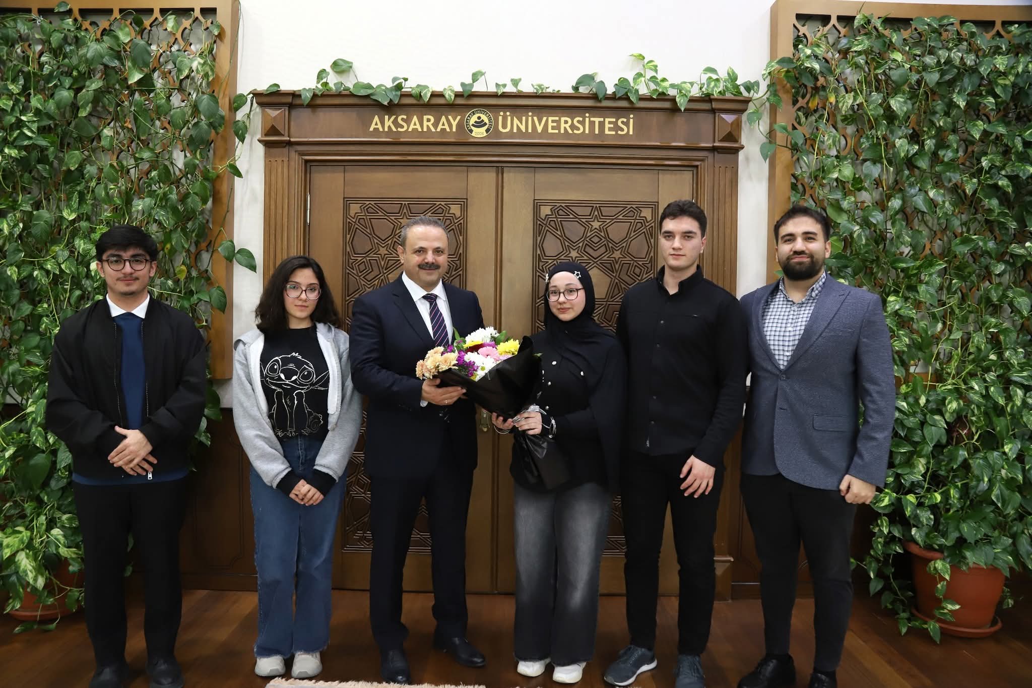 ASÜ ESN Topluluğu’ndan Rektör    Arıbaş’a Öğretmenler Günü ziyareti