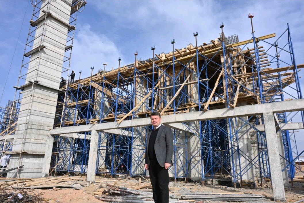 BAŞKAN DİNÇER, YENİ ŞEHİR MEZARLIĞINDA DEVAM EDEN KÜLLİYE PROJESİNİ YERİNDE İNCELEDİ