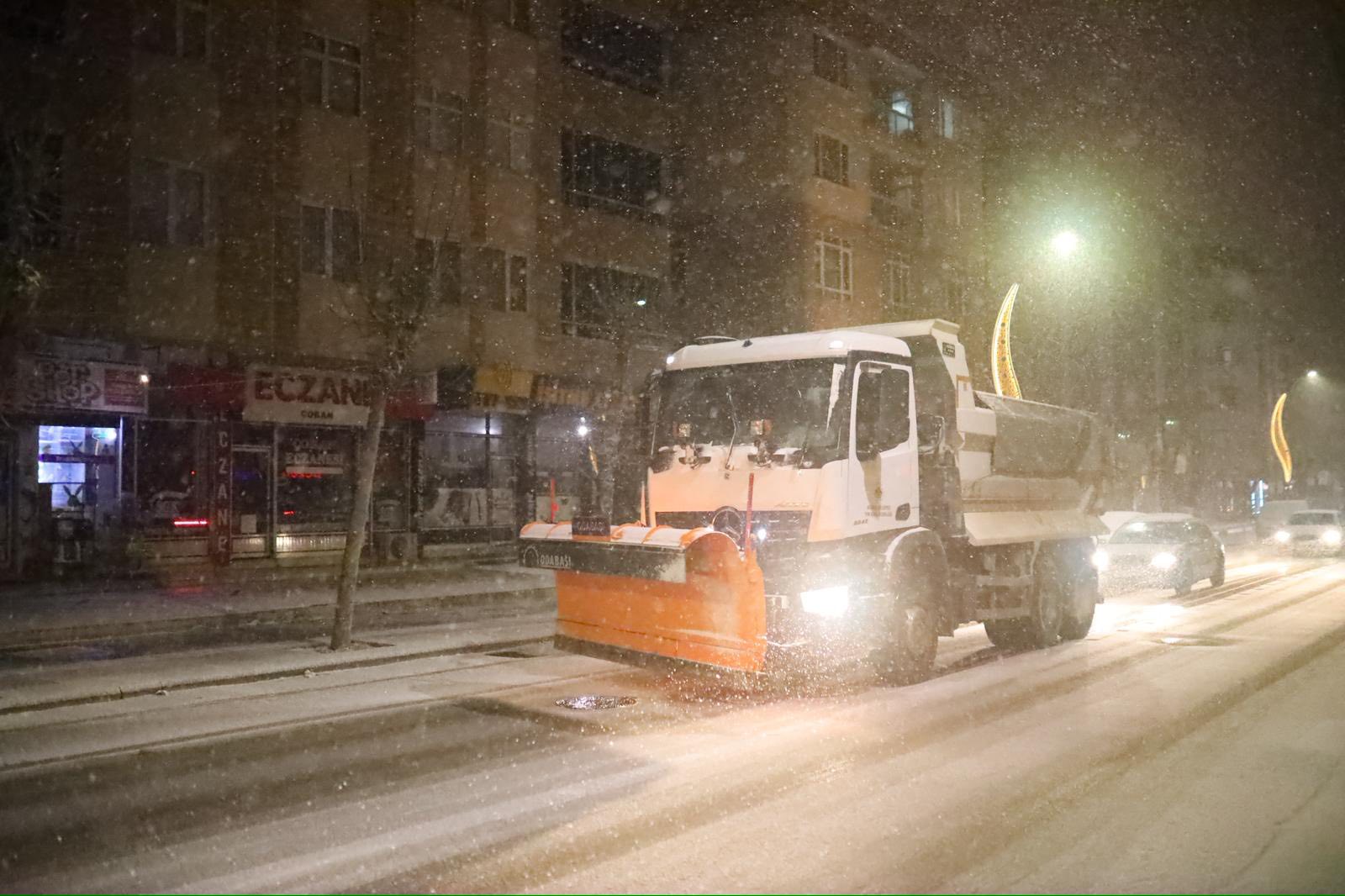 AKSARAY BELEDİYESİ KAR YAĞIŞIYLA BİRLİKTE KENT GENELİNDE ÇALIŞMALARINI SÜRDÜRÜYOR