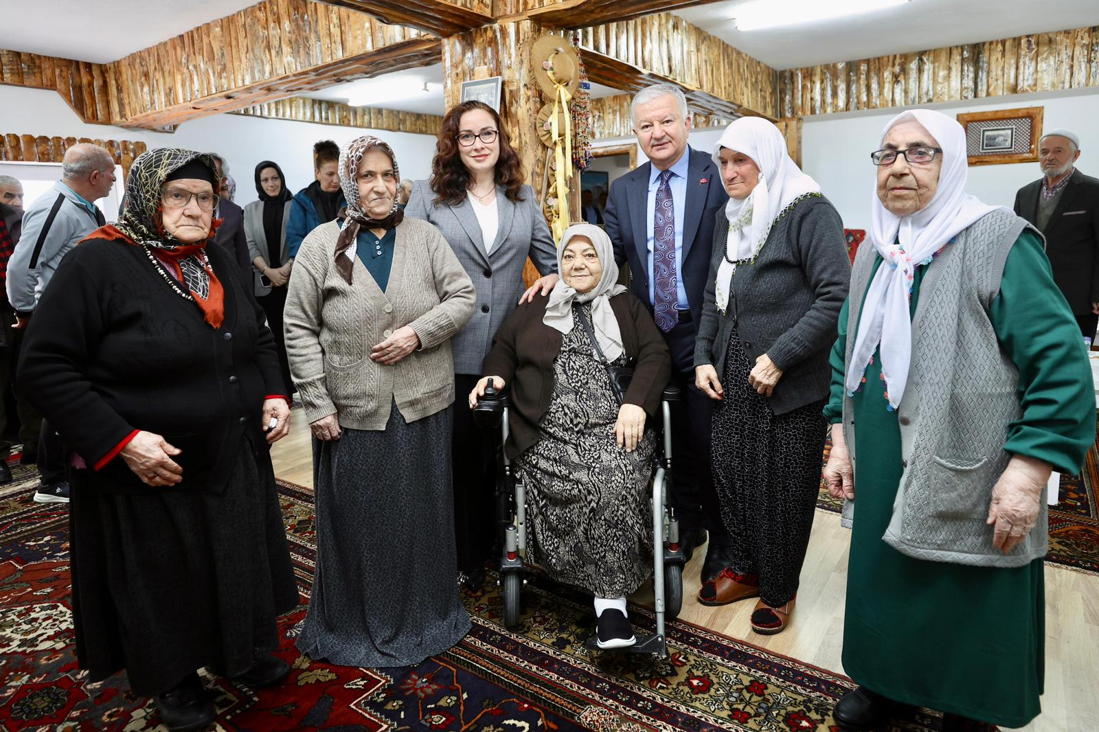 Vali Murat Duru ve Eşi Elif Duru Huzurevi Sakinleriyle Bir Araya Geldi