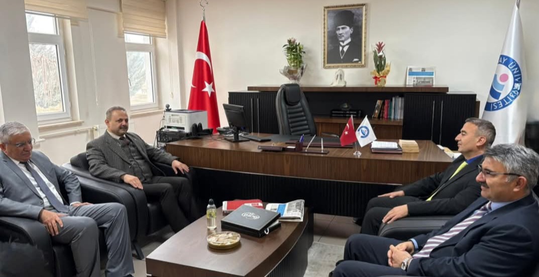 Rektör Arıbaş’tan İletişim Fakültesi Dekanı Prof. Dr. Veysel Çakmak’a hayırlı olsun ziyareti