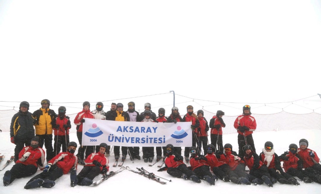 ASÜ’nün 20. kuruluş yılında 20 öğrenci Erciyes’te kayak keyfi yaşadı
