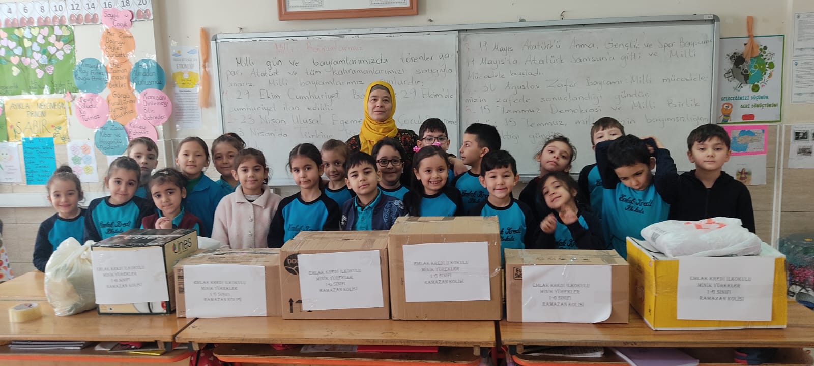 Emlak Kredi  İlkokulu öğrencileri, minicik elleri kocaman yürekleri ile RAMAZAN KOLİLERİ hazırladı.