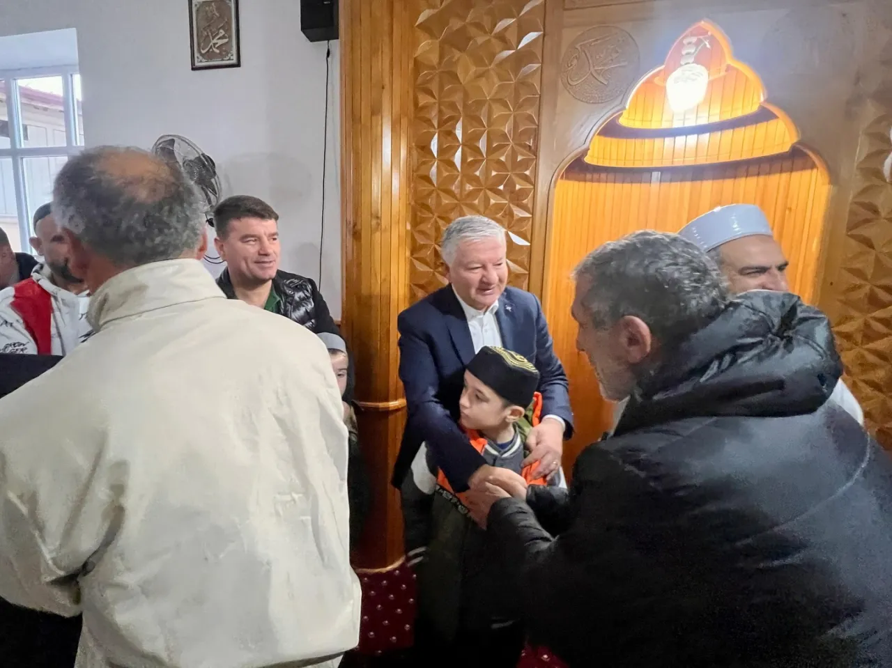 Vali Murat Duru, Mahalle Camiinde Bayram Namazını Kıldı ve Komşularıyla Bir Araya Geldi