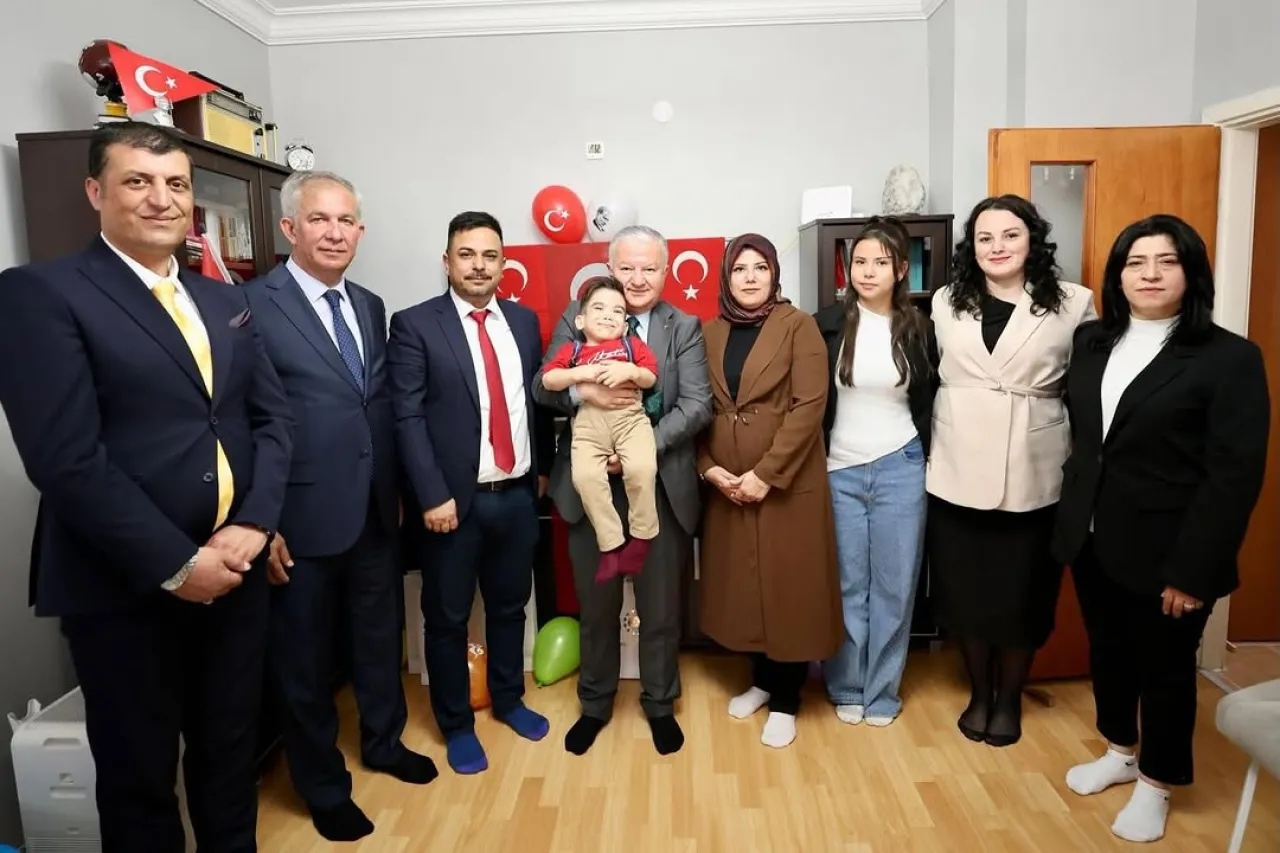 Vali Duru ve İl Milli Eğitim Müdürü Alpaslan'dan 23 Nisan'da Evde Eğitim Ziyareti