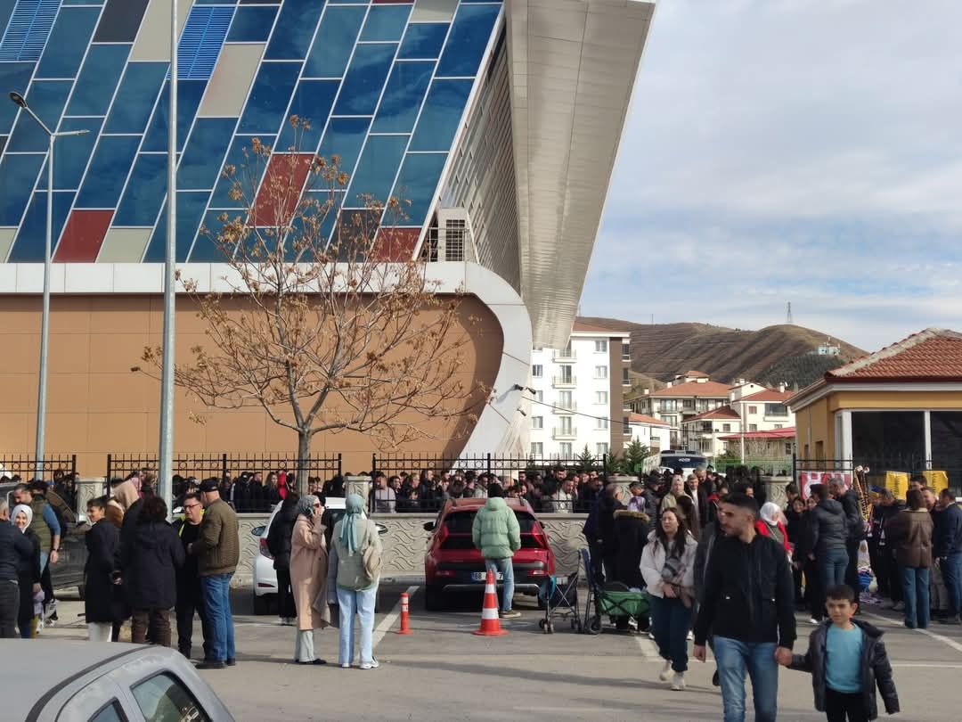 Aksaray Spor Salonu'ndaki Eksiklikler Seyircileri Mağdur Ediyor