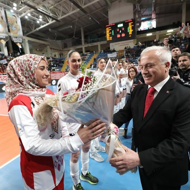 Anlamlı Maç: Anadolu Sultanları ve Kuzeyboru Kadın Voleybol Takımları Buluştu