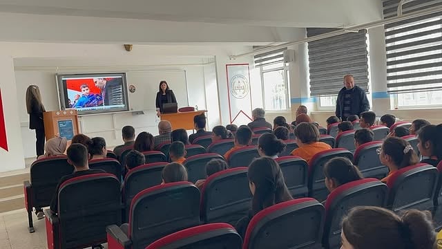 Aksaray'da TÜBİTAK Bilim Söyleşileri: Dijital Oyunlarda Kahraman Tasarımı Konulu Söyleşi Düzenlendi