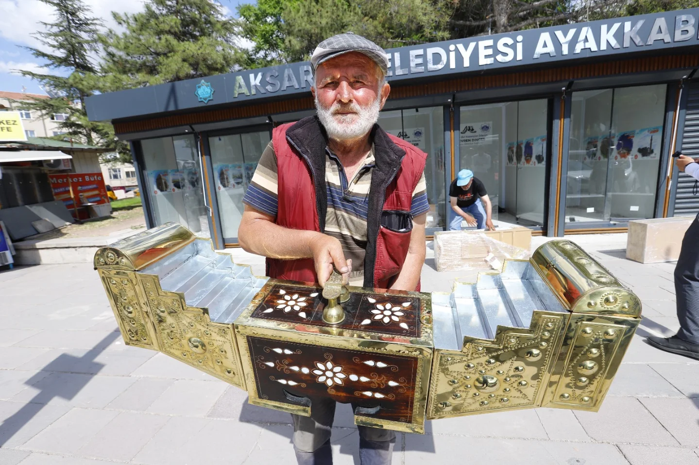 Aksaray'da Ayakkabı Boyacıları İçin Modern Salon Açıldı