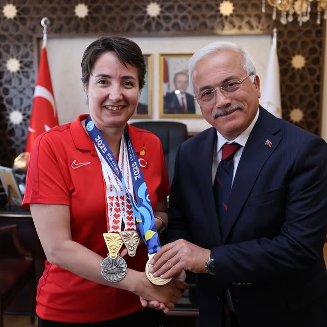 Aksaray Valisi Kumbuzoğlu, Milli Badmintoncu Halime Yıldız'ı Kabul Etti
