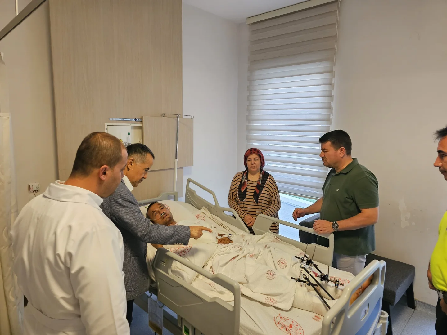 Aksaray Milletvekili Aydoğdu ve Belediye Başkanı Dinçer, Hasta Ziyaretinde Hemşehrilerine Destek Verdi