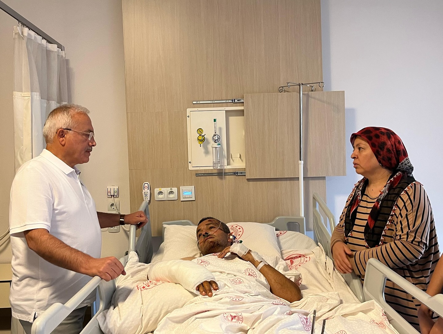Aksaray Valisi, Görevliyken Kazağı Yaralanan Polisi Ziyaret Etti