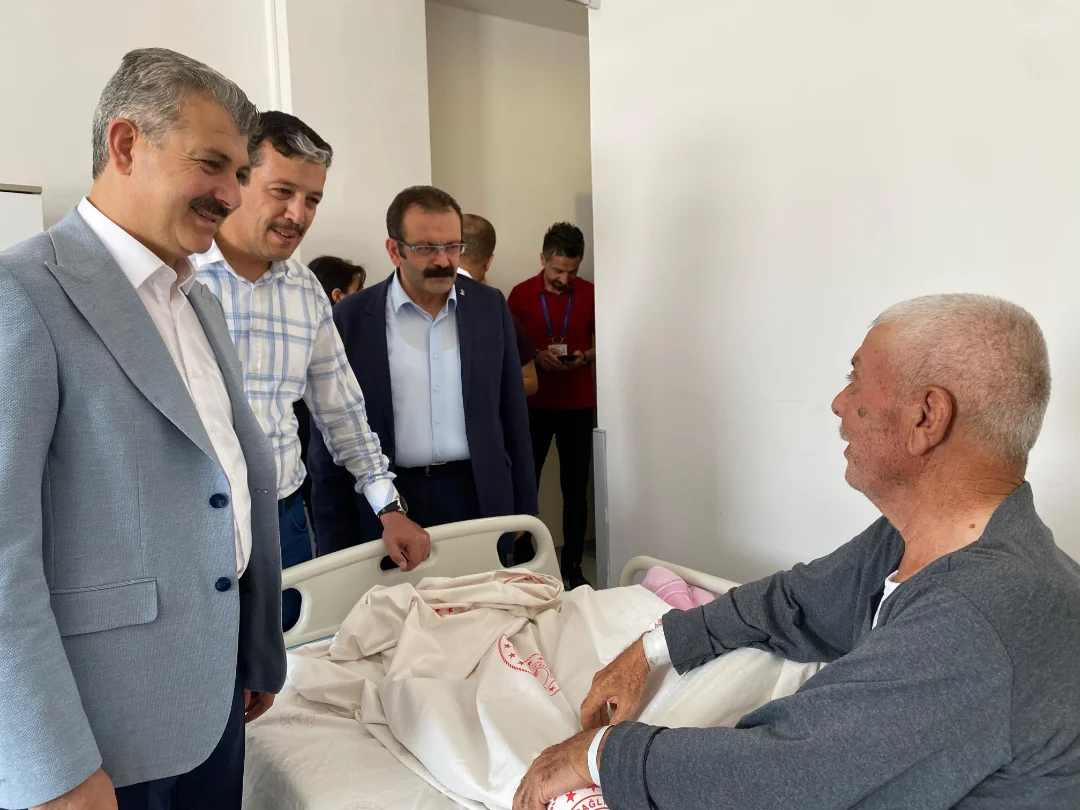 Aksaray'da AK Parti Heyeti Hastanede Ziyarette Bulundu