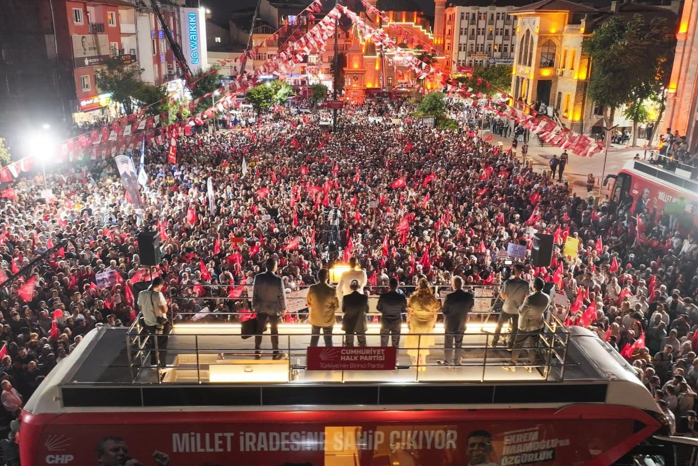 Aksaray'da Bir Araya Geldiler: On Binlerce Kişi Umut Mesajı Verdi