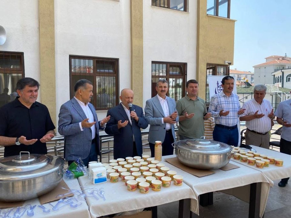 Aksaray'da Müftülük organisyanuyla Öğrencilere Aşure İkramı dağıtıldı