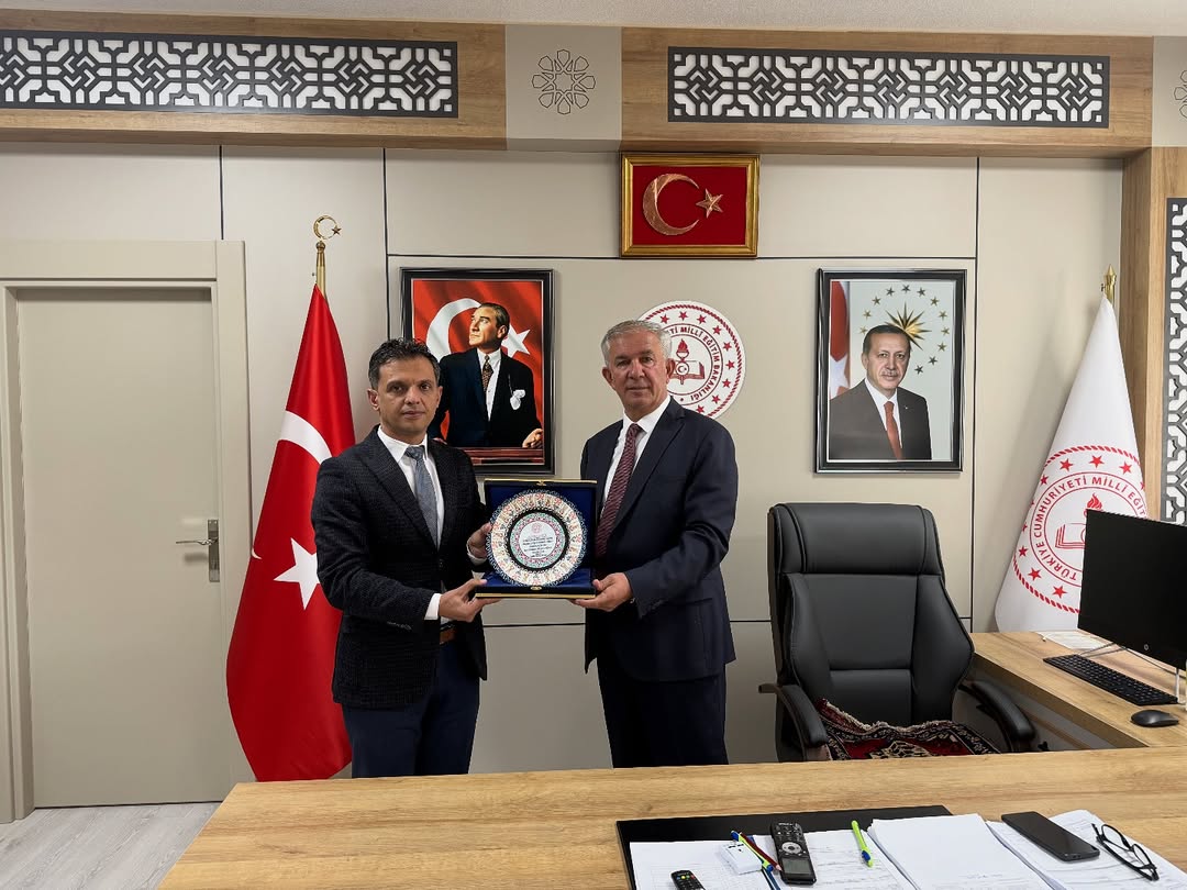 Aksaray İl Milli Eğitim Müdürü Alpaslan'dan Şube Müdürü Şahin'e Veda Plaketi