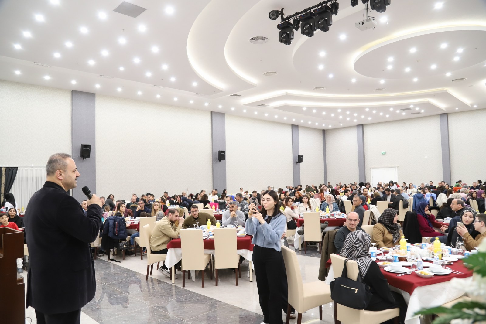 ASÜ’de akademik ve idari personel  iftar programında bir araya geldi