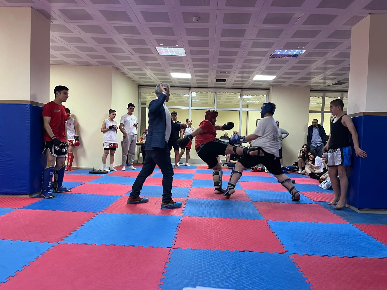 Aksaray'da  Kick Boks Türkiye Şampiyonası'nın ilk seçmeleri gerçekleştirildi. 