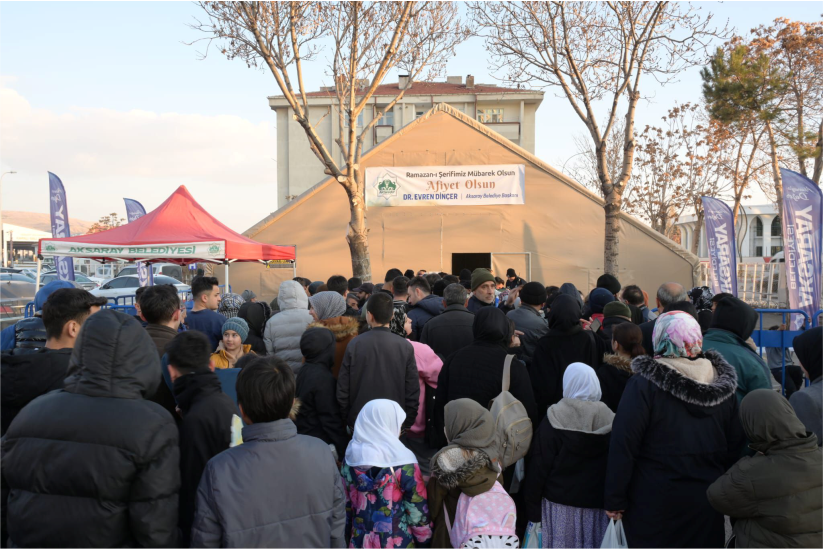 AKSARAY BELEDİYESİ İFTAR ÇADIRLARINDA YÜZLERCE KİŞİ AYNI SOFRADA BULUŞTU