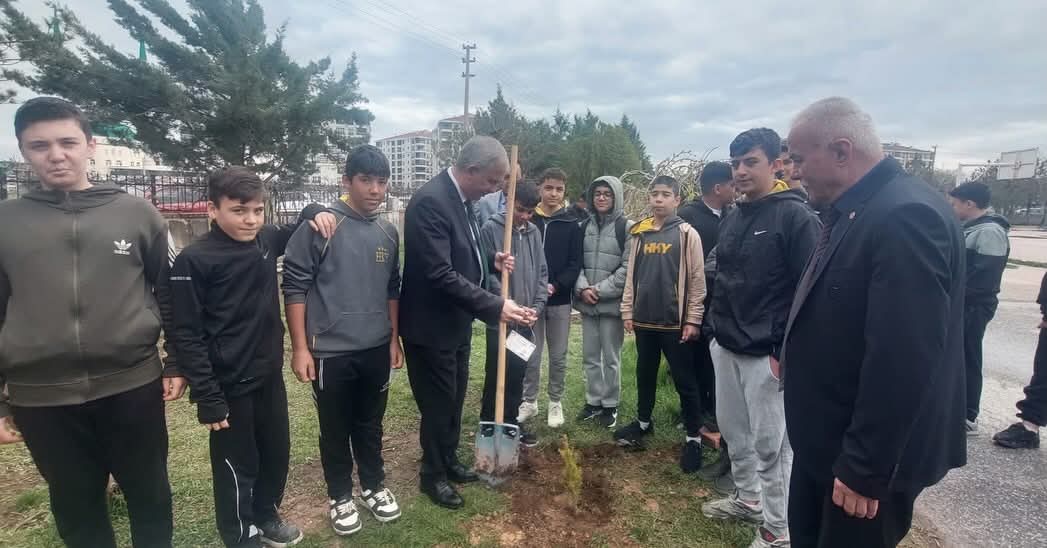 Bayraklarla Kenetlendik, Fidanlarla Geleceğe Umut Olduk