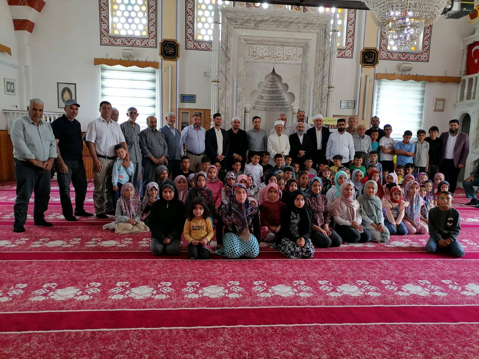 Aksaray Valisi Camii – Çocuk Buluşmalarının kapanış etkinliğine telekonferans ile bağlanarak öğrencileri tebrik etti. İlimiz Eskil İlçesi Çulfa Camiinde yıl boyunca devam eden Camii –Çocuk buluşmasına kapanış merasimine İl Müftümüz Veysel Işıldar, Eskil İlçe Kaymakamı Fuat Yurddaş, Eskil İlçe Müftüsü Bekir Murat, öğrenciler ve öğrenci yakınları katıldı. Aksaray Valisi Sn. Mehmet Ali Kumbuzoğlu telekonferans ile programa katılarak öğrencilerle hasbihal etti, duyduğu memnuniyeti dile getirerek öğrencileri tebrik etti. İl Müftümüz yapılan etkinlikler hakkında Valimize bilgi verdi. Ardından yıl boyunca camiye devam eden çocuklar öğrendikleri dua ve sureleri okudular, Kur’an-ı Kerim tilavet ettiler.  Programda çocuklarını yalnız bırakmayan velilere hitap eden İl Müftümüz, milli ve manevi değerlerle yetişen böylesine bir gençlik görmekten duyduğu memnuniyeti dile getirdi. Büyük emekler veren Çulfa Camii İmam Hatibi Veysel Kadir Kapan’a ve destek olan velilere teşekkür etti. Öğrencilere verilen hediyeler ve yapılan ikramlarla program sona erdi.