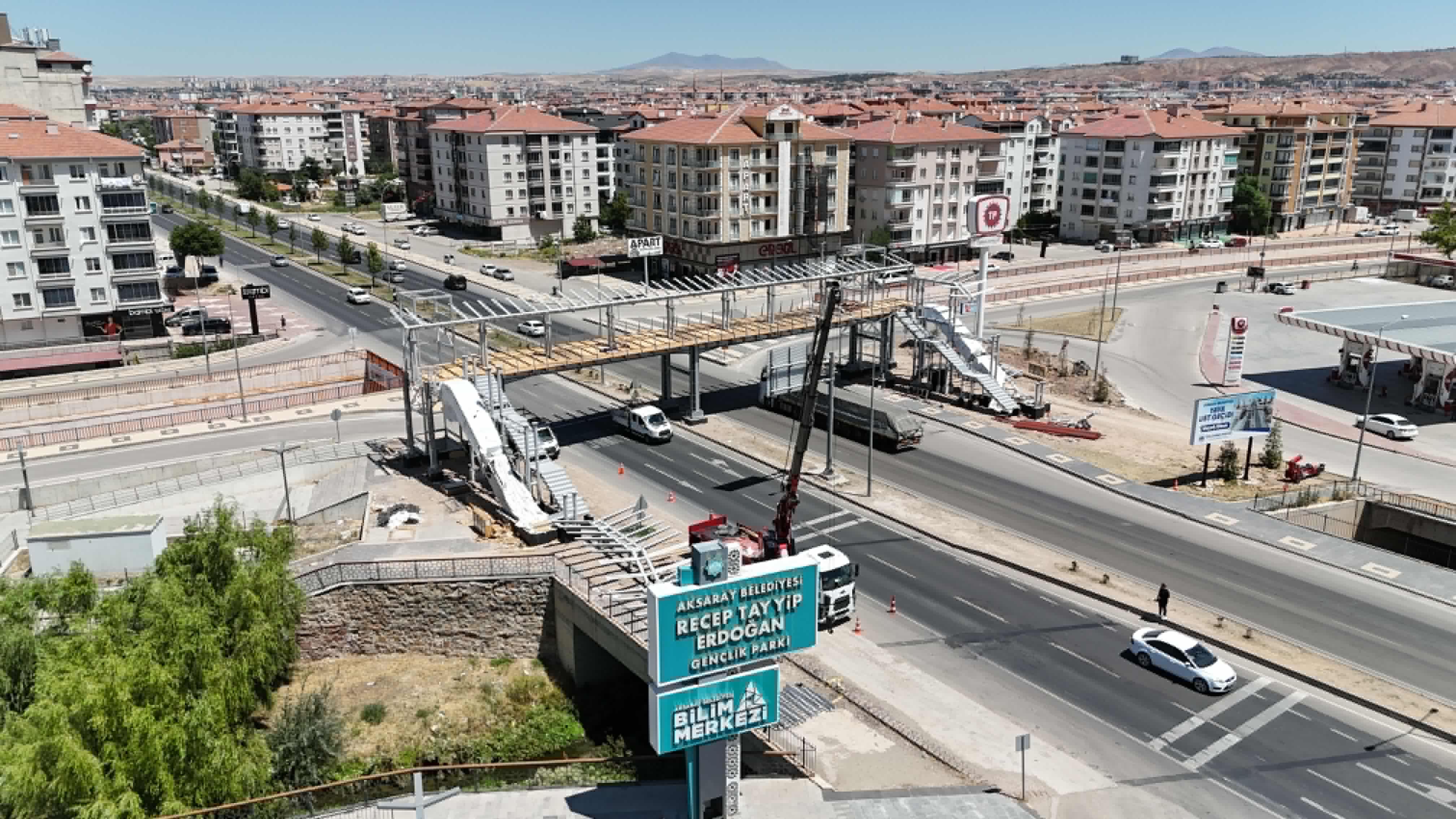 TACİN YAYA ÜST GEÇİDİNDE ÇELİK MONTAJI TAMAMLANDI
