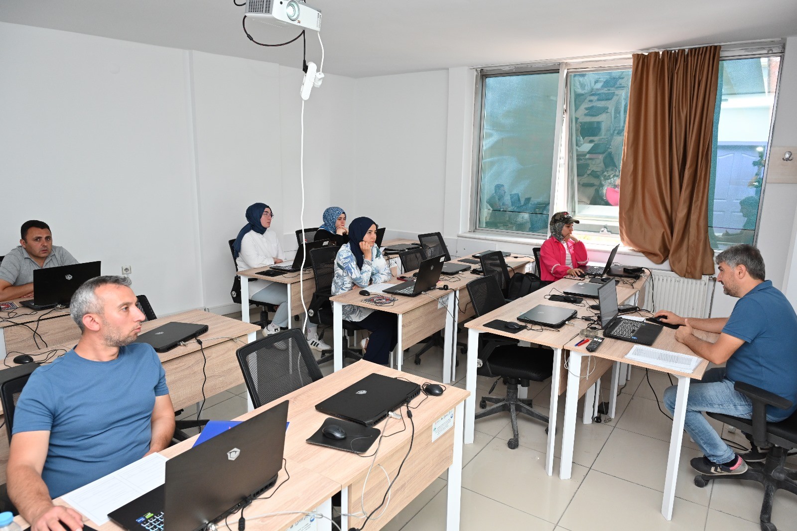 AKSARAY BELEDİYESİ’NE BAĞLI BİLGİHANELER YAZ DÖNEMİNDE DE TAM KAPASİTEYLE HİZMET VERİYOR